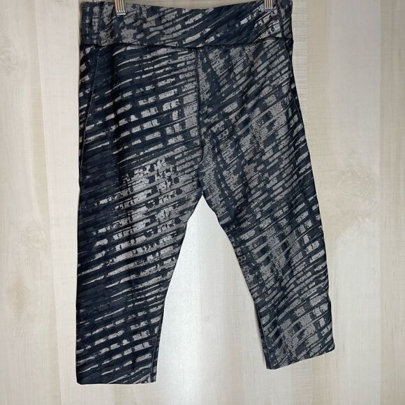 Under Armour black and grey capri length compression leggings, size XL - Picture 8 of 11